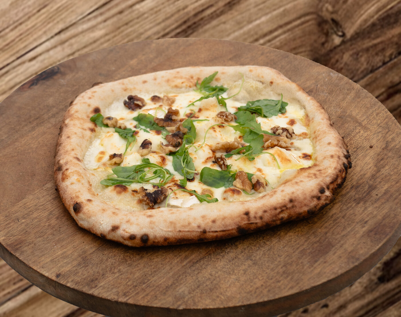 Pizza Chèvre Miel avec roquette et noix