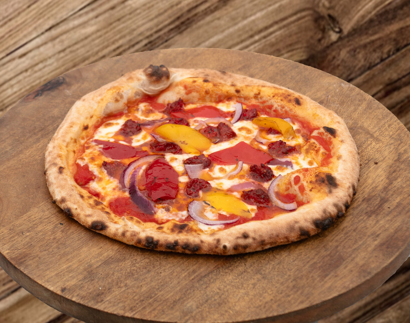 Pizza Orientale avec merguez, poivrons et oignons rouges