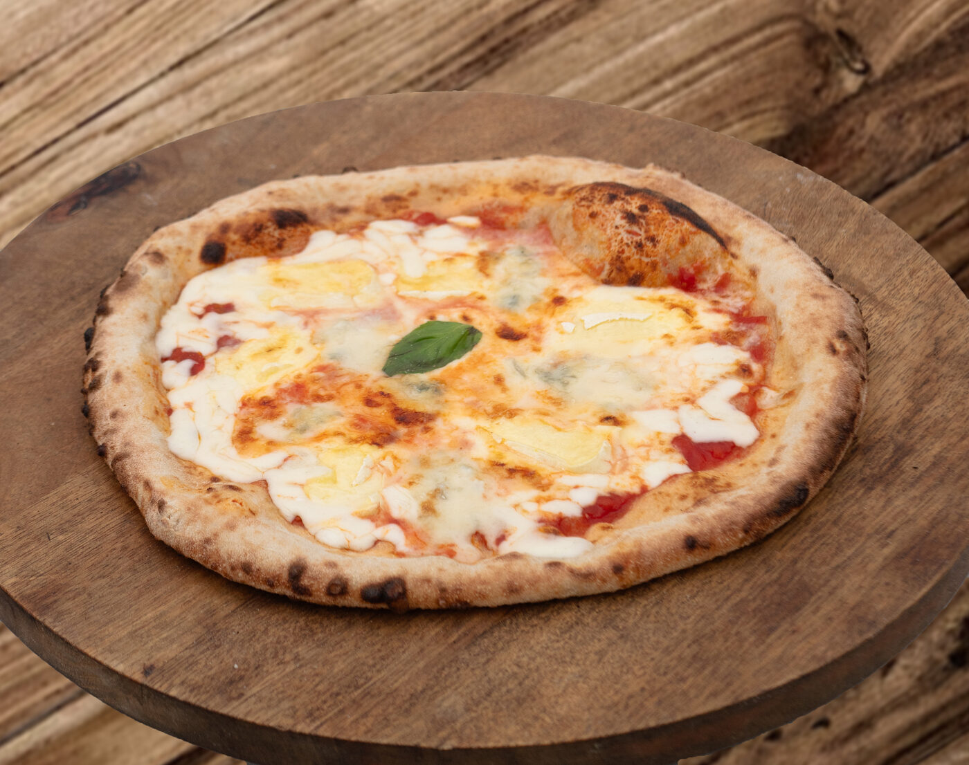 Pizza 4 fromages cuite au feu de bois, four traditionnel Pizza Bella