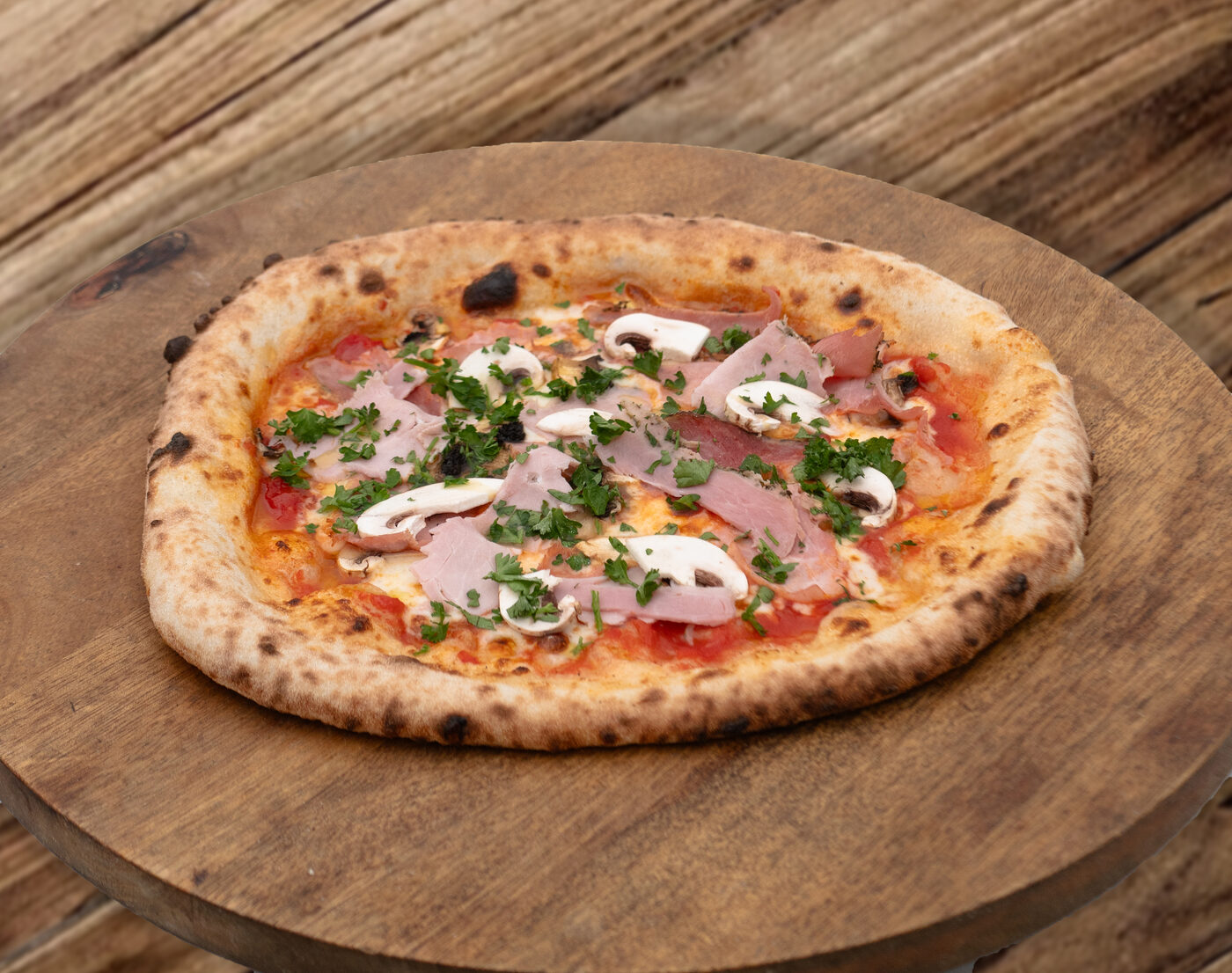 Pizza Regina avec jambon, champignons et persil